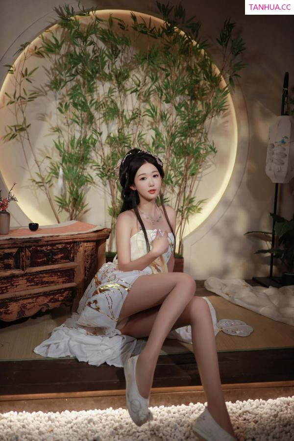 唐安琪  [XiuRen]高清写真图 2024.07.22 No.8898 唐安琪 丝袜美腿第19张图片